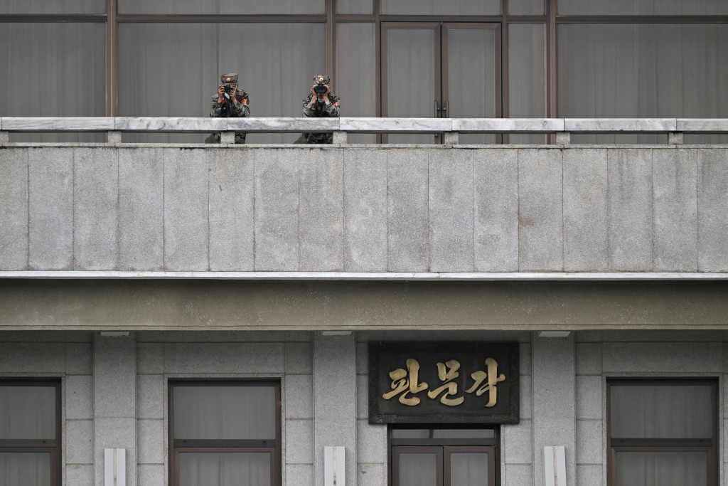 板門店休戰村北韓方有朝軍站崗。路透社