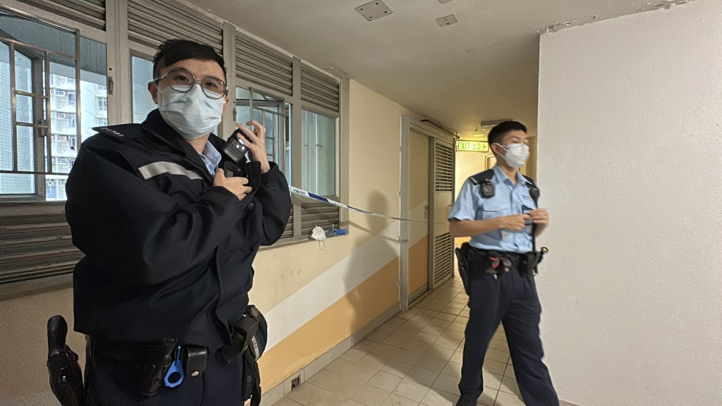 警員拉起封鎖線。 警員拉起封鎖線。