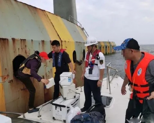 執法人員抓獲在港珠澳大橋橋墩非法垂釣人士。