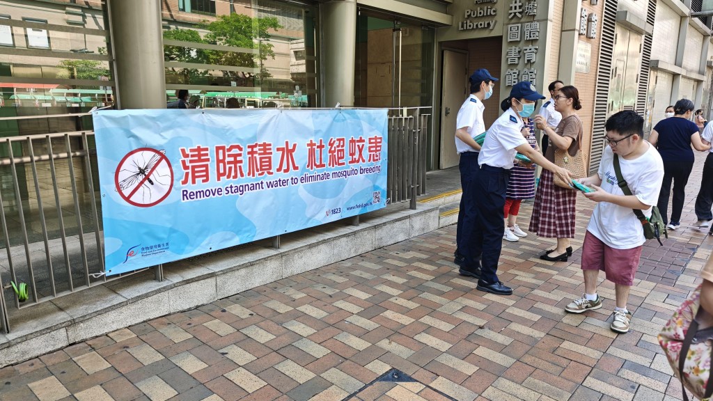 食環署人員派發宣傳單張,提醒市民採取措施防治蚊患。政府新聞處