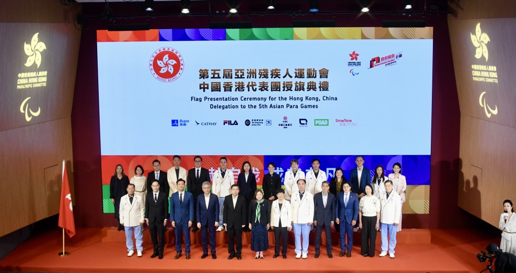 各主禮嘉賓在台上合照。楊駿堯攝 各主禮嘉賓在台上合照。楊駿堯攝