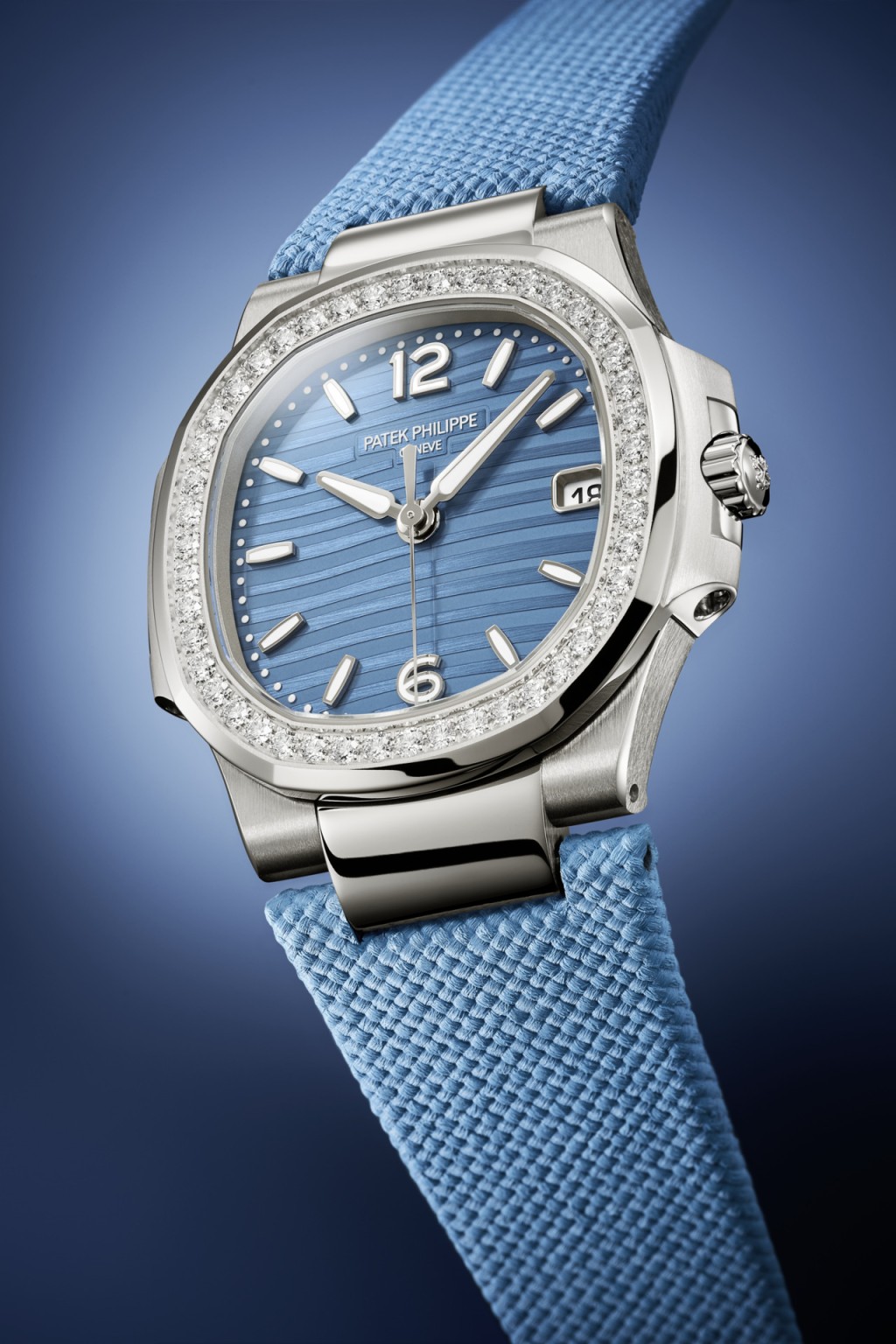 Patek Philippe Nautilus Ref. 7010G-013，錶殼：32mm白金/ 機芯：E23-250 S C石英/ 售價：$326,200。