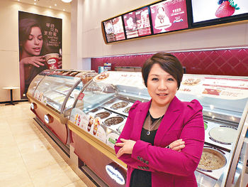 ■Haagen-Dazs業務總監劉翠鳳說，企業多年來堅持使用天然材料製作雪糕，是品牌不倒的關鍵。