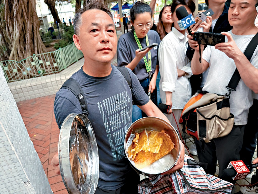 住於宏仁閣25樓的張先生，在廚房一角的煲內找到母親留下的70年陳年花膠。