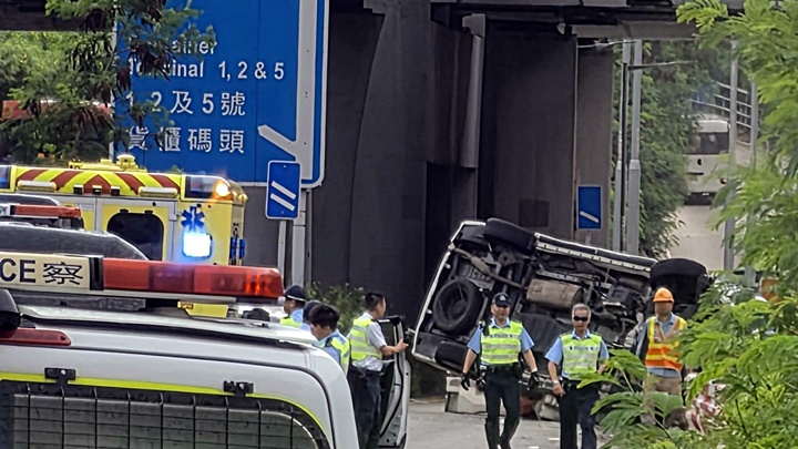 七人車撞水馬翻側。fb：香港公共交通智庫