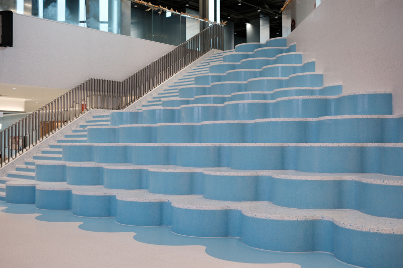 「瀑布樓梯」以「水中風景（Waterscape）」為設計概念，藍白相間的層次如瀑布般延伸