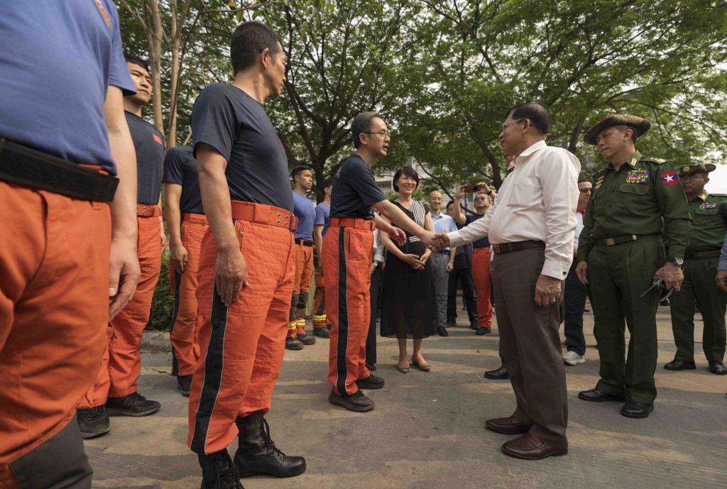 在緬甸曼德勒中國救援隊伍營地，緬甸領導人敏昂萊（右二）慰問中國救援隊伍。