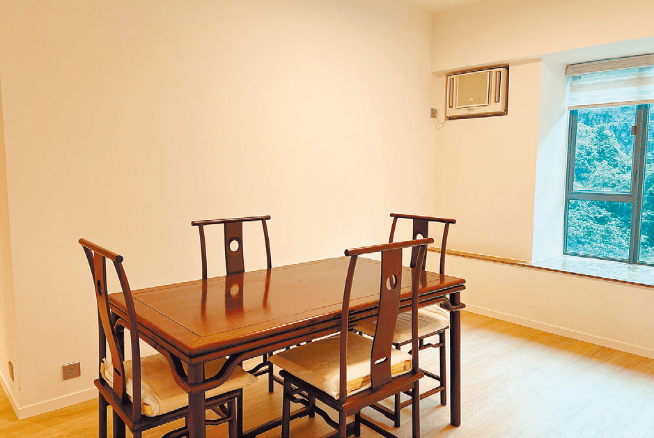 饭厅空间方正实用，摆放有木质饭桌。