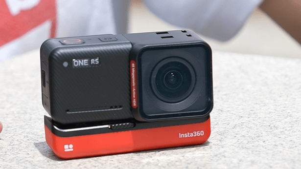  Insta360 ONE RS是一部集結便携性，完善拍攝功能，及優異畫質優異的防震運動相機。