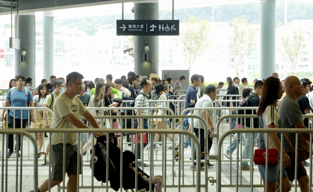 香园围口岸于节假日出现「打蛇饼」 情况。资料图片