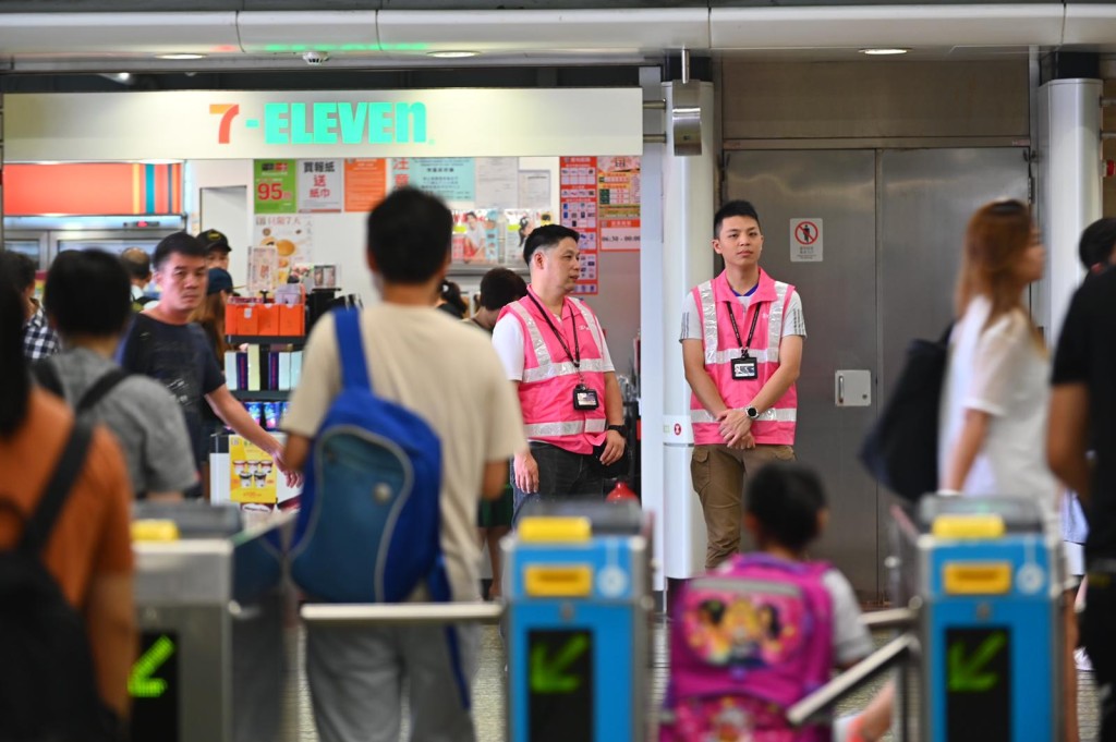 港鐵在站內加派人手。