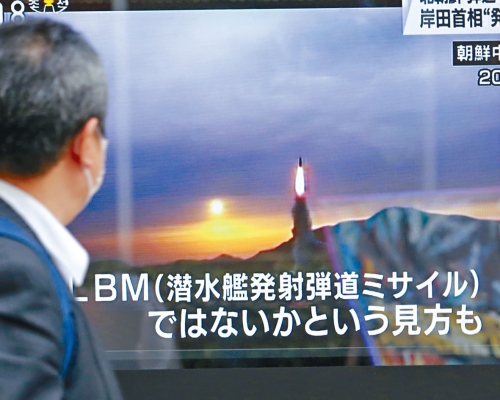 東京市民觀看電視報道韓試射導彈（影片中為檔案影像）。