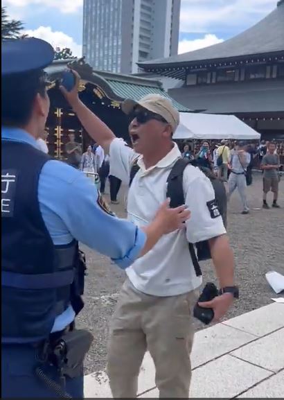 中國男子到靖國神社抗議。