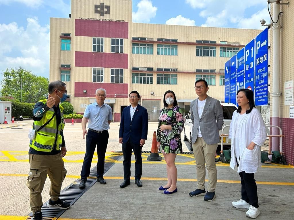 民建聯立法會議員陳勇、陳恒鑌、葛珮帆及腹大便便的林琳，考察中檢驗車中心。