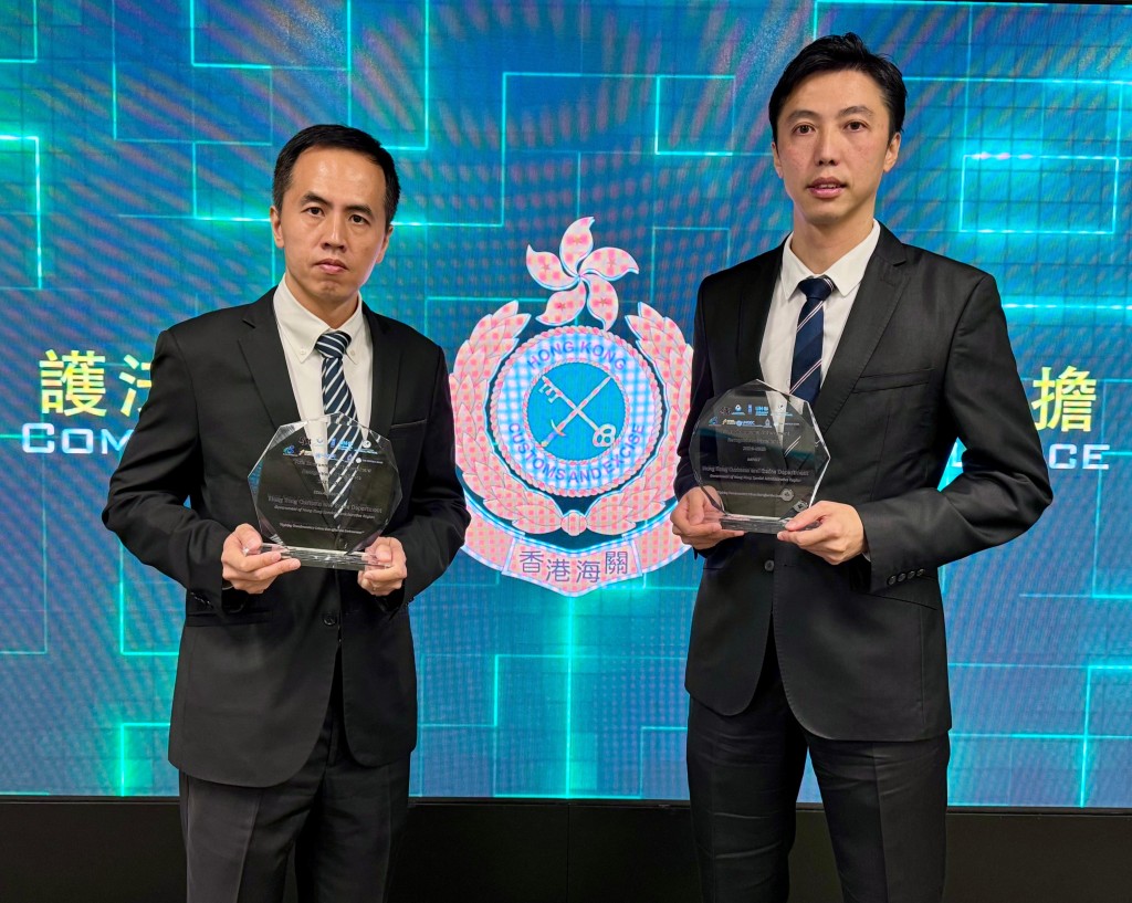 海關有組織罪案調查科高級監督王禮庸(左)及監督張文傑(右)指出,海關會繼續加強查驗進出口貨物,打擊走私瀕危物種的活動。 麥鍵瀧攝 海關有組織罪案調查科高級監督王禮庸(左)及監督張文傑(右)指出,海關會繼續加強查驗進出口貨物,打擊走私瀕危物種的活動。 麥鍵瀧攝