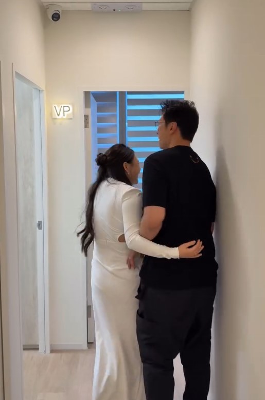 高鈞賢老婆Christine,即時大動作扯老公入房。 高鈞賢老婆Christine,即時大動作扯老公入房。