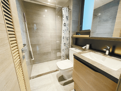 浴室設玻璃屏分隔出淋浴間，保持室內乾濕分離。