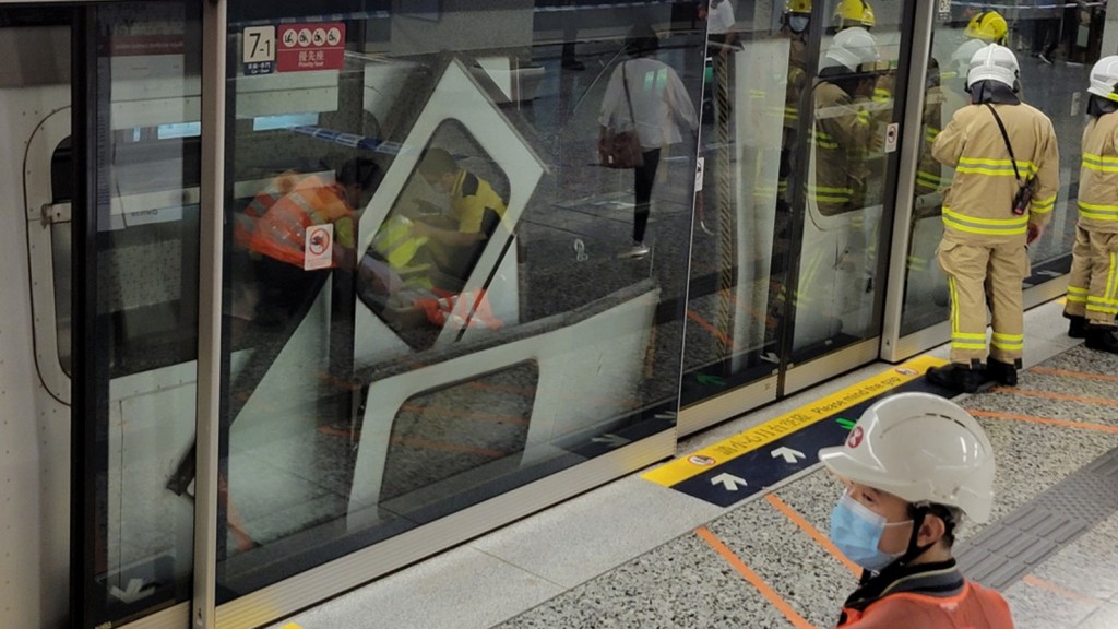 港鐵荃灣線油麻地站去年發生列車「甩門」意外。資料圖片