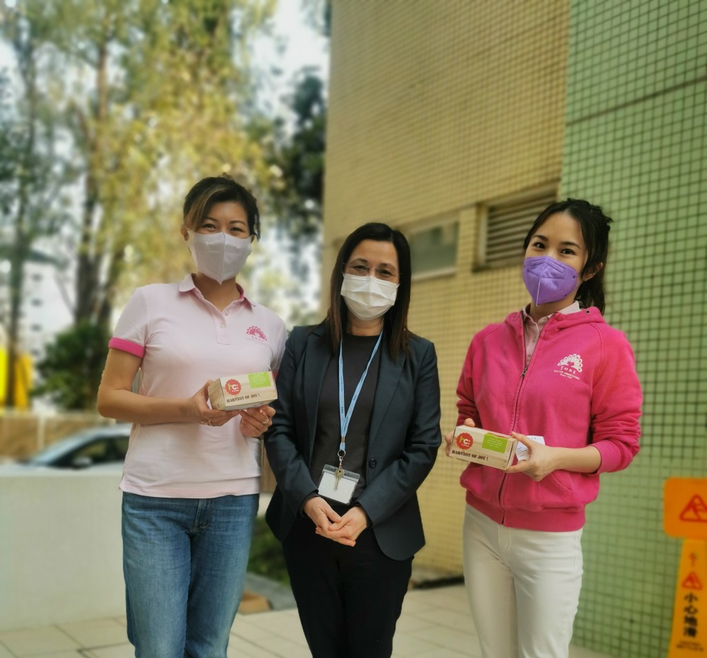 劉倩婷（右）已經留家抗疫3周，今次為捐物資出動。