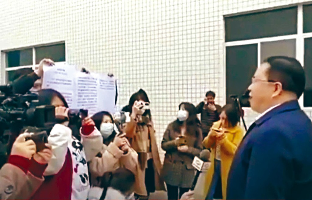 四川官员受访时，手下举着稿子方便领导念。