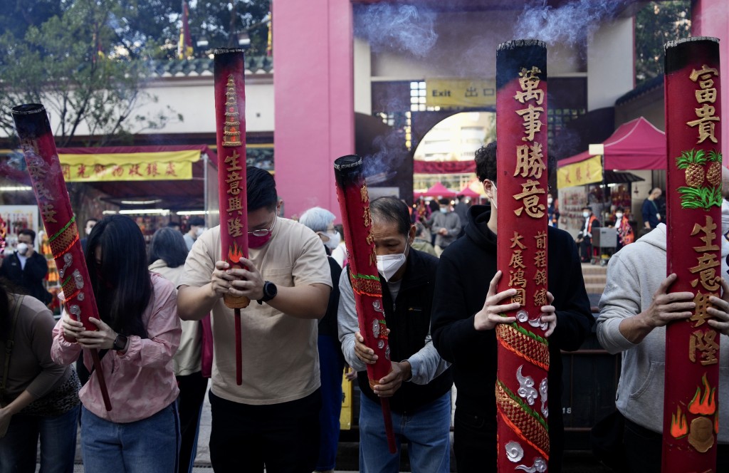 新春期间，华人庙宇委员会免费赠送开光「太岁卡」及「财神卡」予善信。资料图片