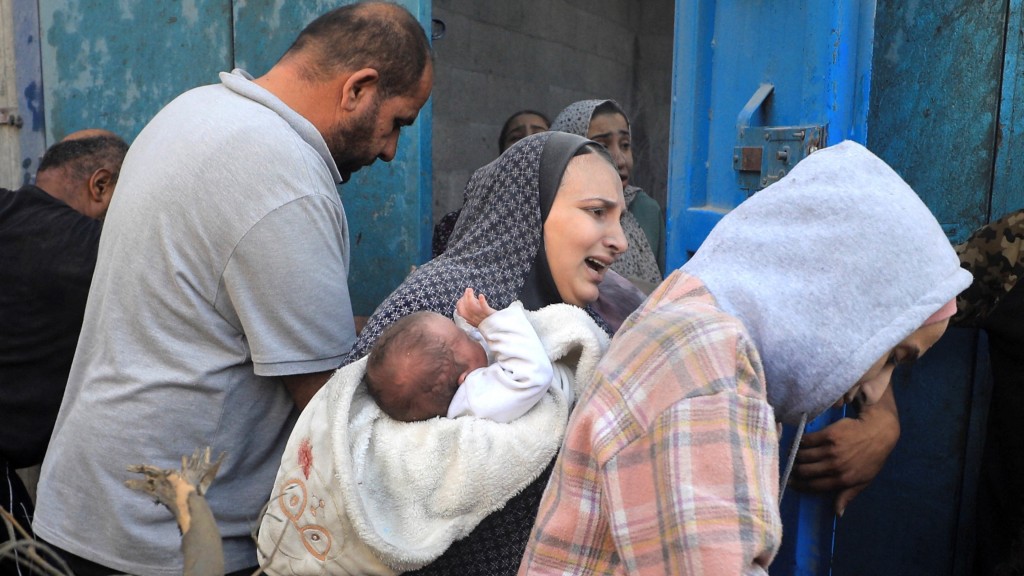 迈加齐（Maghazi）难民营的民众上月疏散躲避空袭的情形。 路透社
