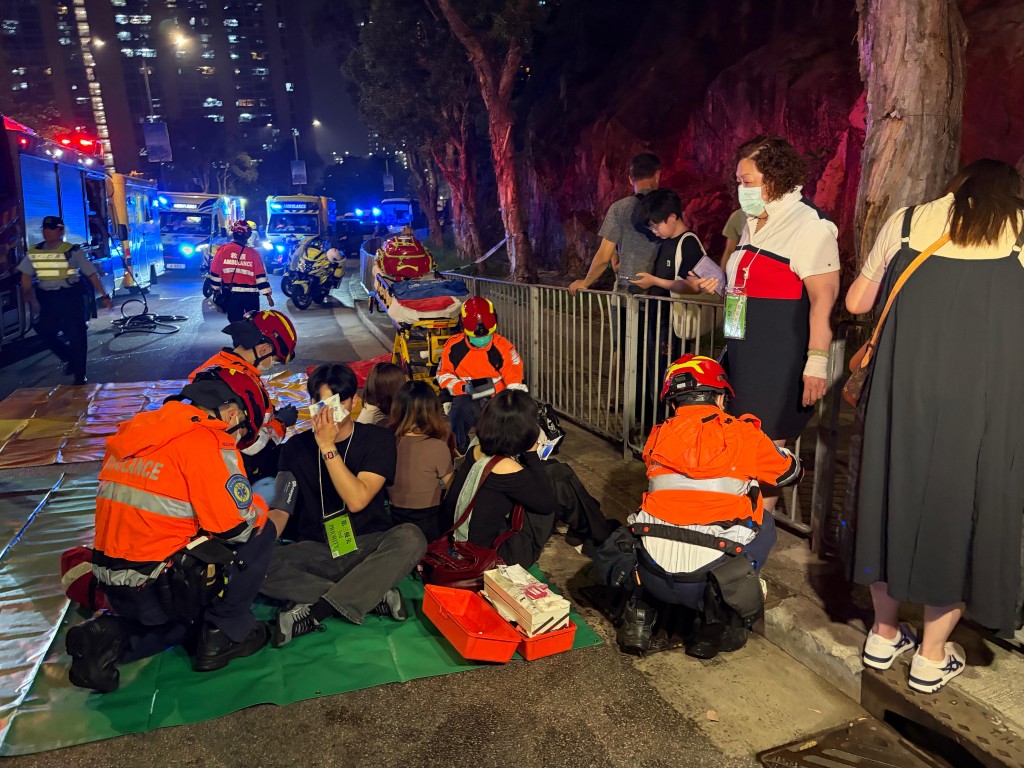 車禍導致至少12人受傷。 車禍導致至少12人受傷。