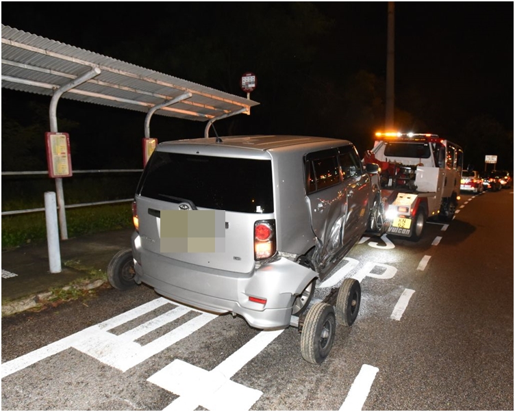 另一車被撞毀。