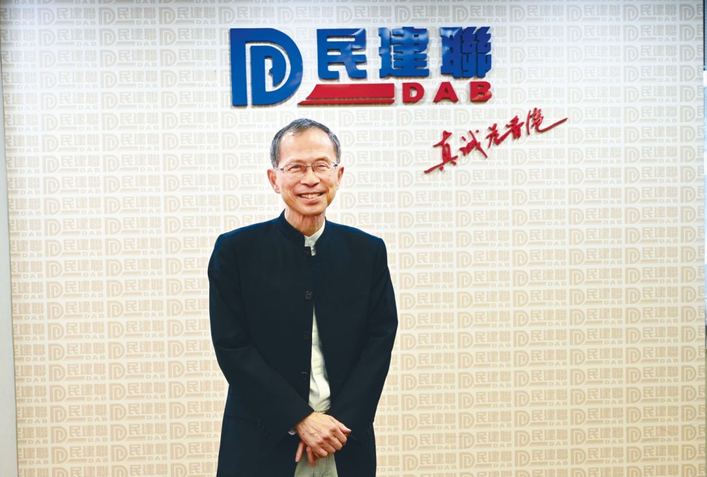 曾鈺成指出，香港回歸以來，選舉成分愈來愈高，但整體管治和社會局面卻沒因此變好。