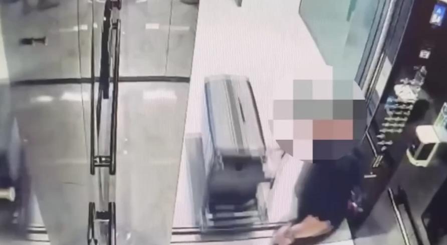 男子将女友尸体装进行李箱运走。 男子将女友尸体装进行李箱运走。
