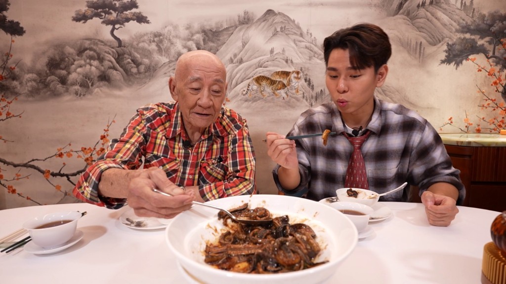 鼎爺食新派上海菜,表示︰「新派我接受多啲,味無咁濃、油亦無舊派咁多。」 鼎爺食新派上海菜,表示︰「新派我接受多啲,味無咁濃、油亦無舊派咁多。」