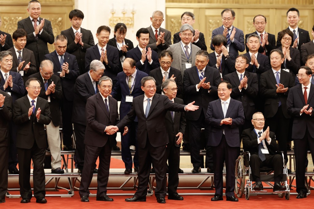 7月5日下午，中國國務院總理李強在北京人民大會堂會見日本國際貿易促進協會會長河野洋平率領的訪華團。（中新社）