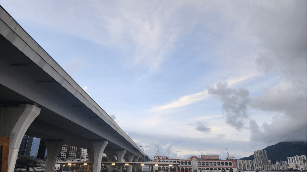 本港地區今日大致多雲,有幾陣驟雨。黎志偉攝 本港地區今日大致多雲,有幾陣驟雨。黎志偉攝