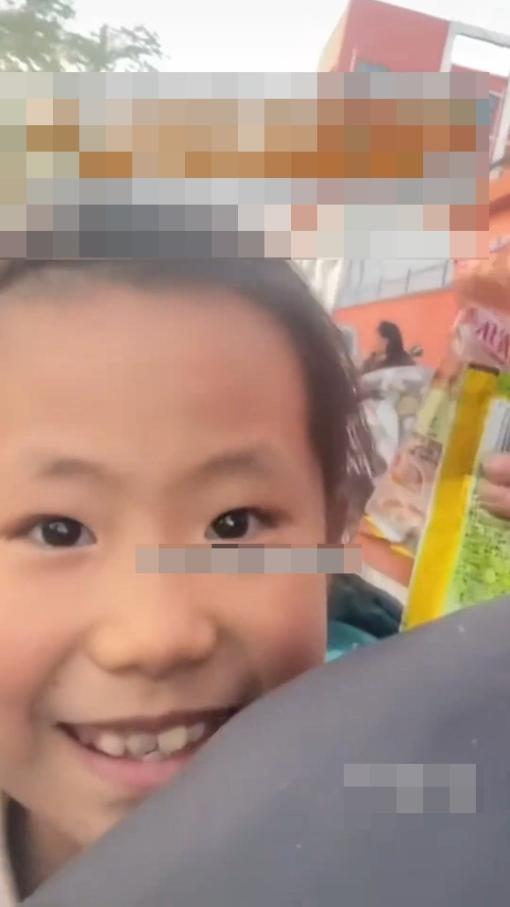 妹妹滿心歡喜看到哥哥接放學。 妹妹滿心歡喜看到哥哥接放學。
