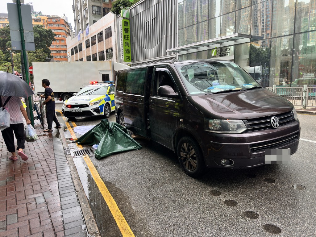 大角咀過路女遭中型貨車撞倒，再捲入貨Van車底，當場不治。梁國峰攝