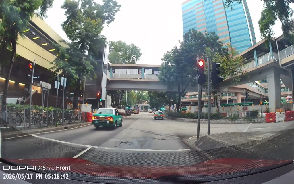 兩輛的士在上水新運路近港鐵上水站外,涉嫌違反紅色交通燈號指示。網上片段截圖 兩輛的士在上水新運路近港鐵上水站外,涉嫌違反紅色交通燈號指示。網上片段截圖