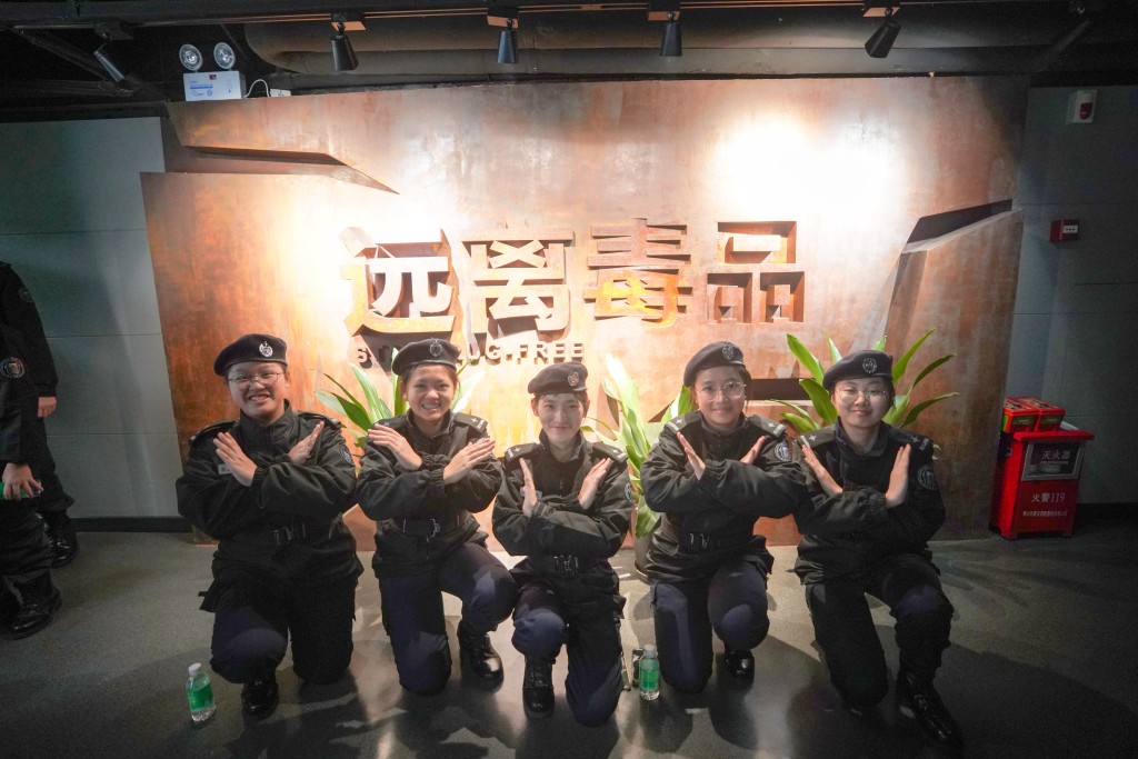 「更生先锋领袖」学员参观广州禁毒教育馆。
