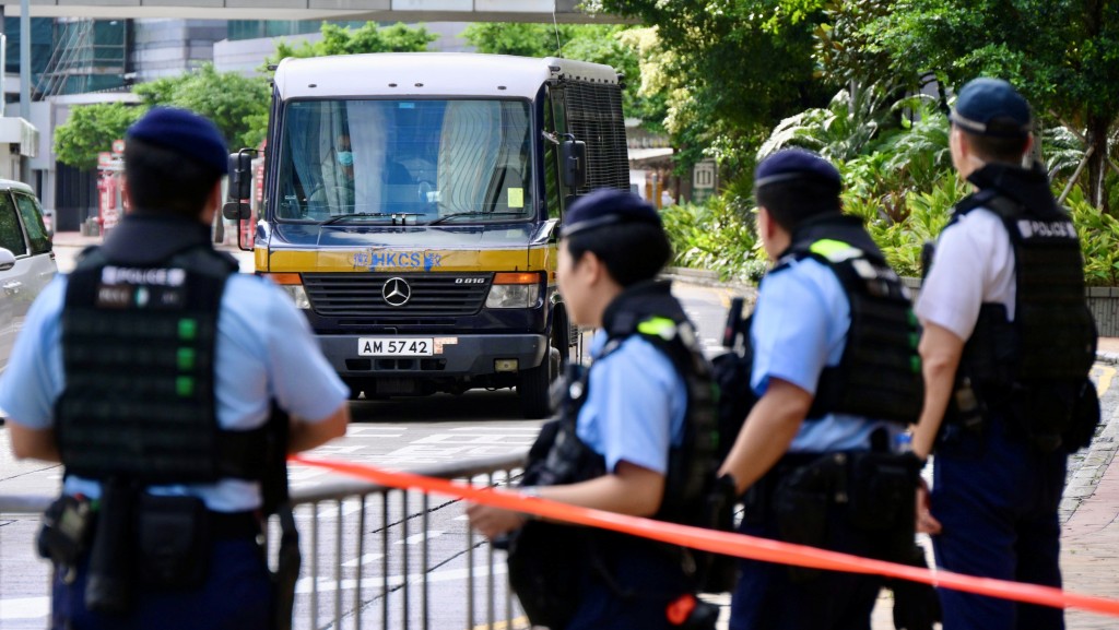 警方在囚車到達前作出安排。蘇正謙攝