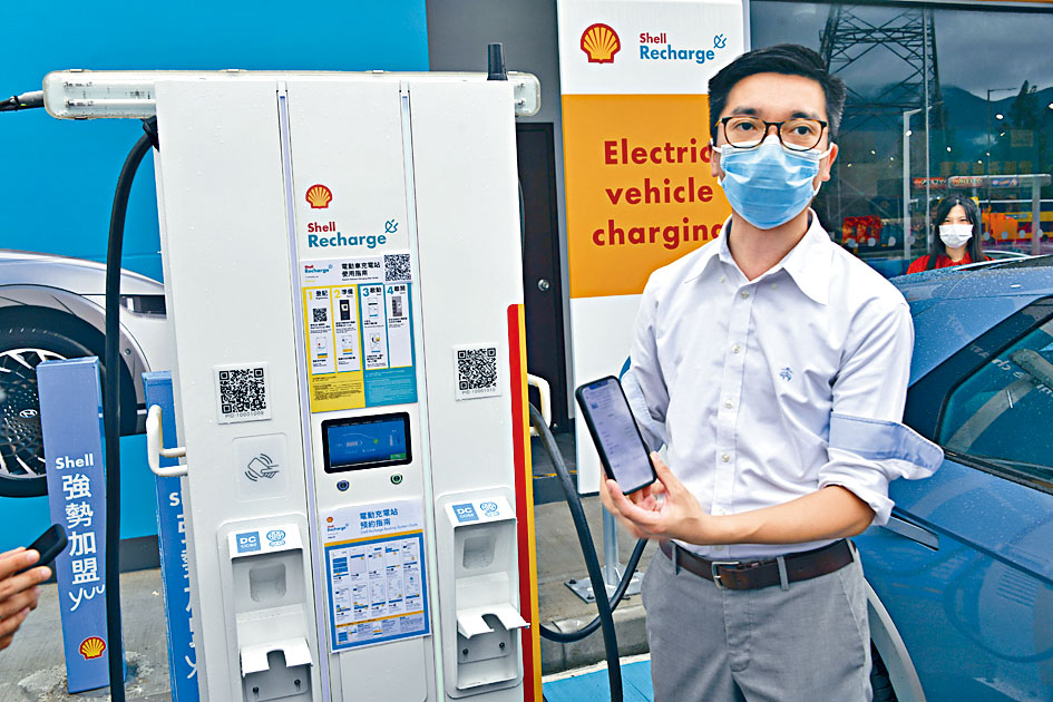 油电站提供十六个传统加油位及四个充电位。