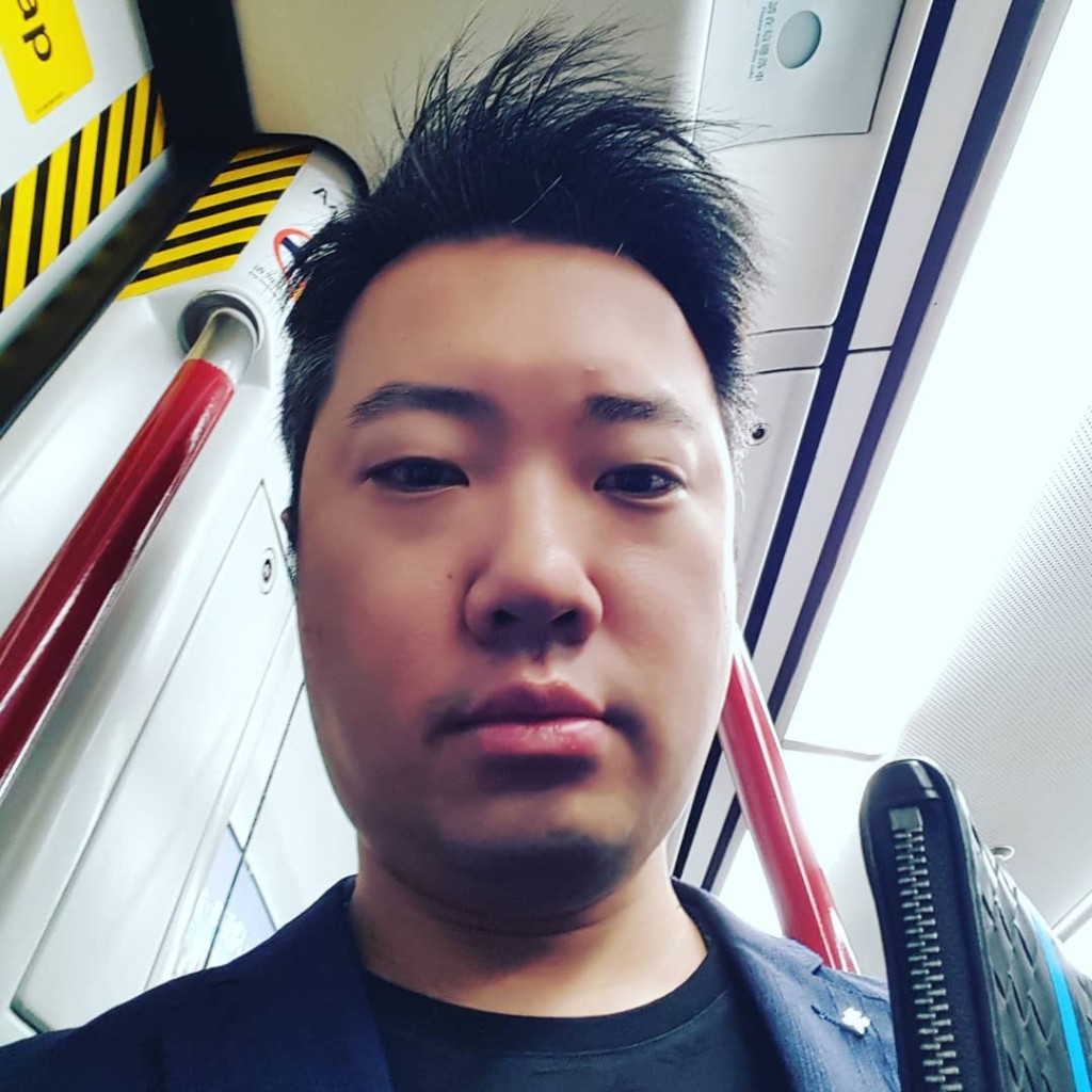 王賢訊習慣坐公共交通工具。 王賢訊習慣坐公共交通工具。