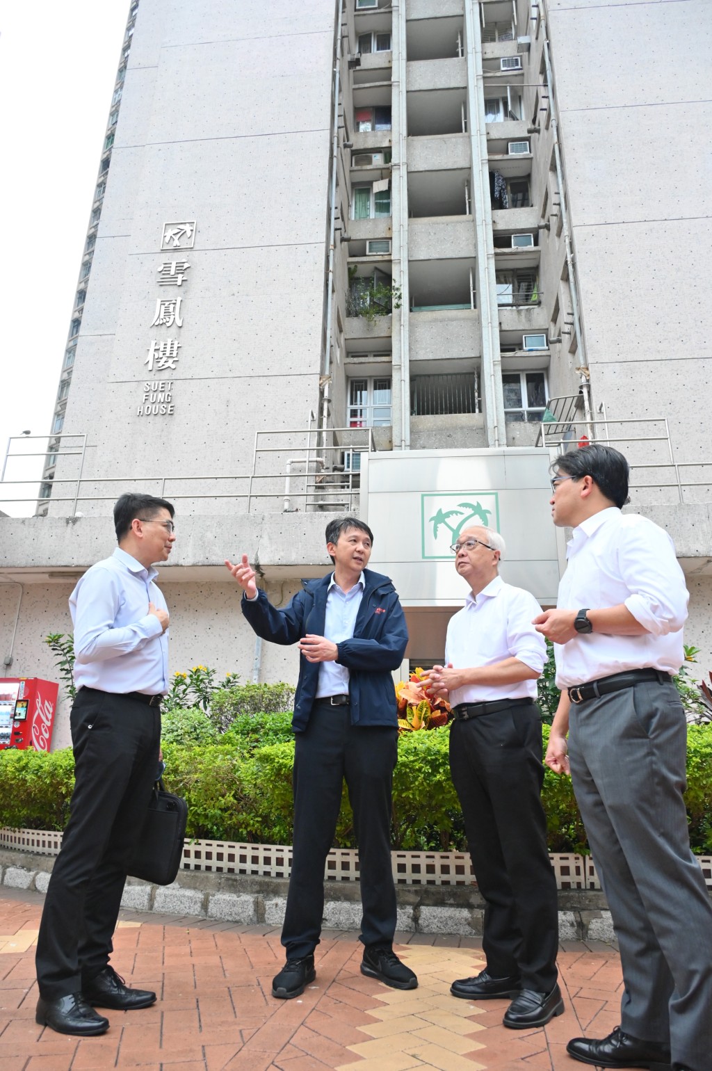 謝展寰在鳳德邨聽取食環署人員匯報地區加強預防基孔肯雅熱的工作。