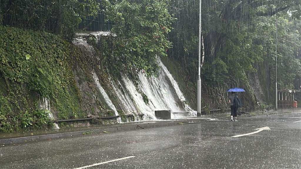 今日黑雨下,多區水浸。劉漢權攝 今日黑雨下,多區水浸。劉漢權攝