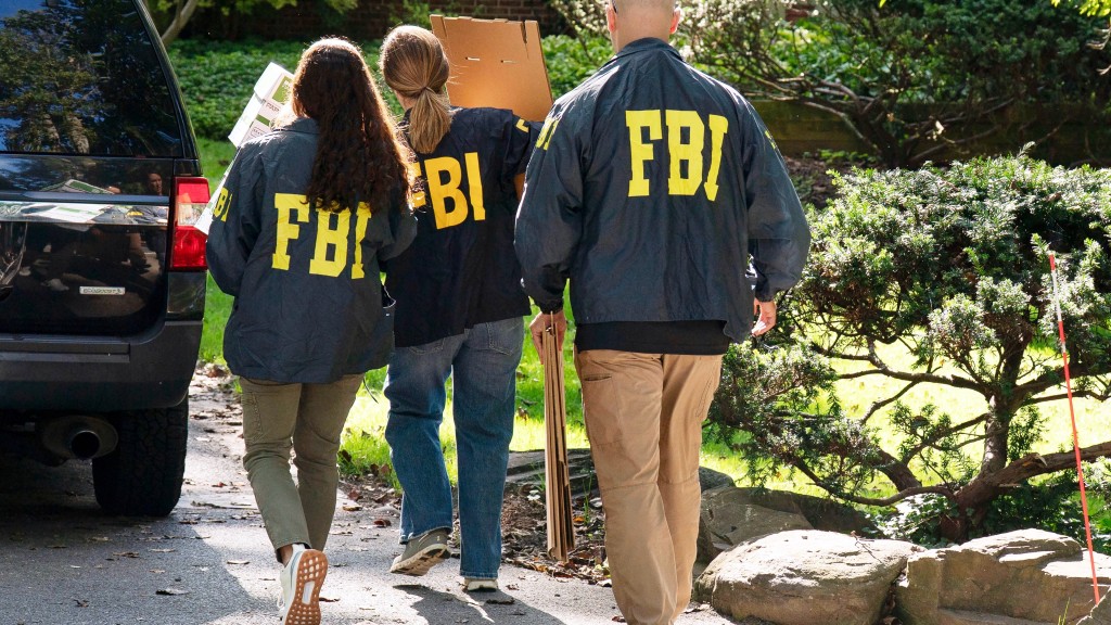 FBI特工搜查博爾頓住所。 美聯社 FBI特工搜查博爾頓住所。 美聯社
