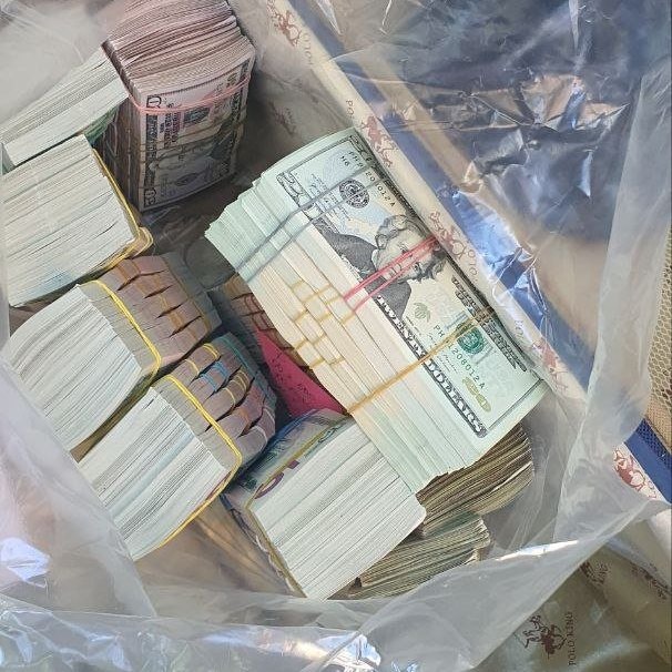 俄執法人員到普里戈任家抄家 ，搜出約6億盧布的現鈔。