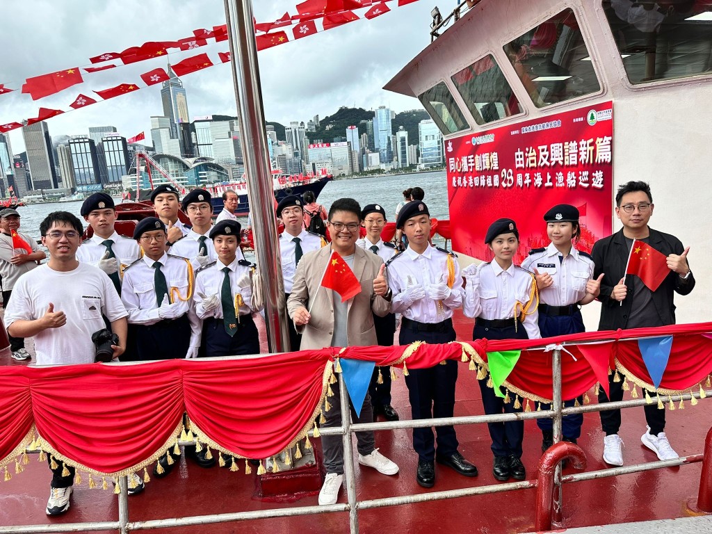 市民參與海上漁船巡遊活動。(相片來源:崔景恒 facebook) 市民參與海上漁船巡遊活動。(相片來源:崔景恒 facebook)