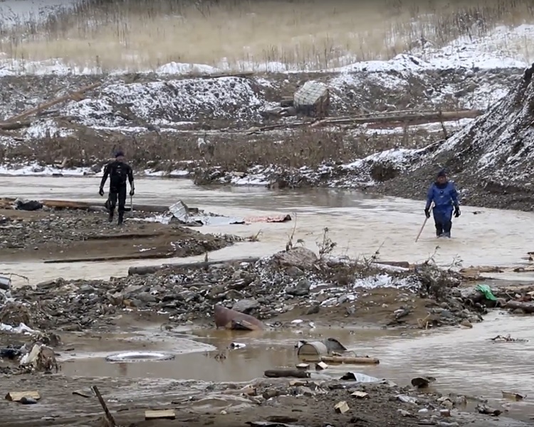 大量泥浆冲入金矿宿舍不少工人走避不及死伤严重。AP 