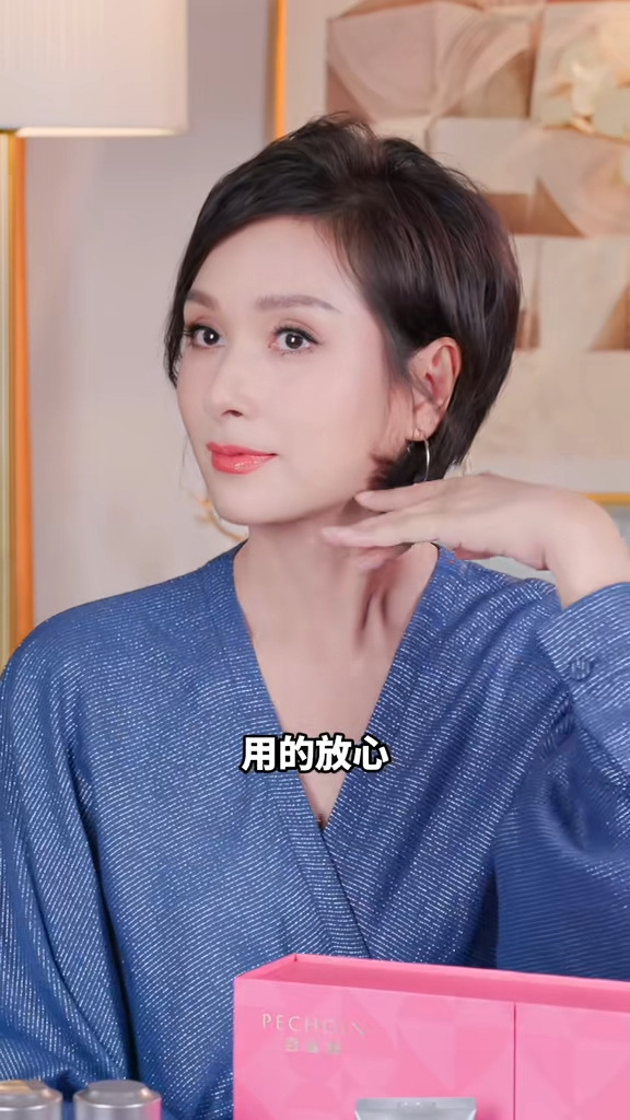 楊恭如有點似年輕時的呂有慧。 楊恭如有點似年輕時的呂有慧。