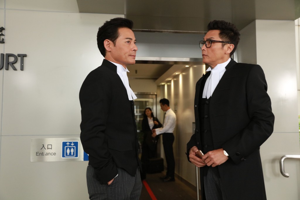2018年，关礼杰（右）参演TVB剧《是咁的，法官阁下》。