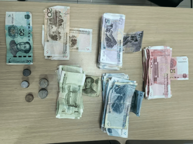 上海女子從寺廟功德箱裏偷走香油錢。上海警方 上海女子從寺廟功德箱裏偷走香油錢。上海警方