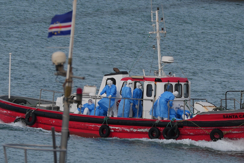 全副防護裝的衛生人員準備登上爆疫情的洪迪厄斯號。美聯社